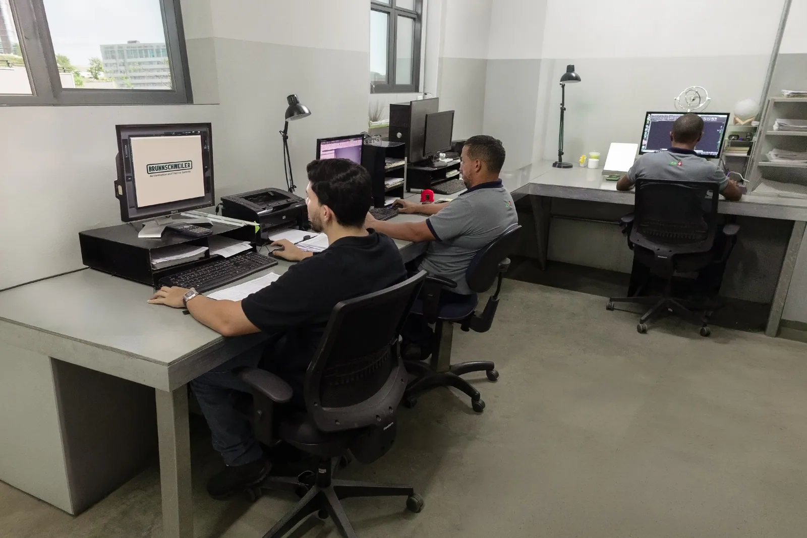 Equipe trabalhando em projetos técnicos na engenharia Brunnschweiler