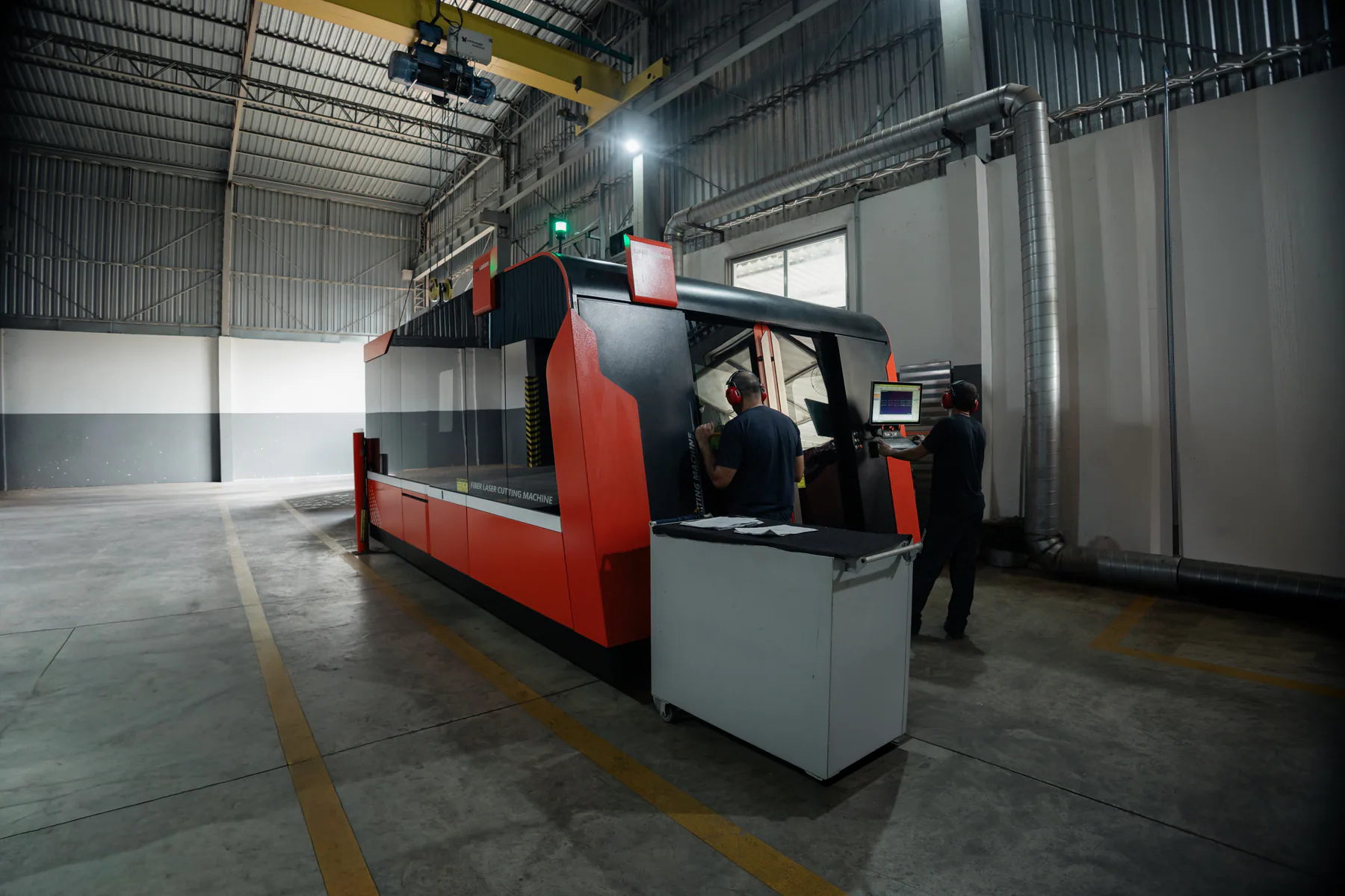Máquina de corte a laser no parque fabril da Brunnschweiler