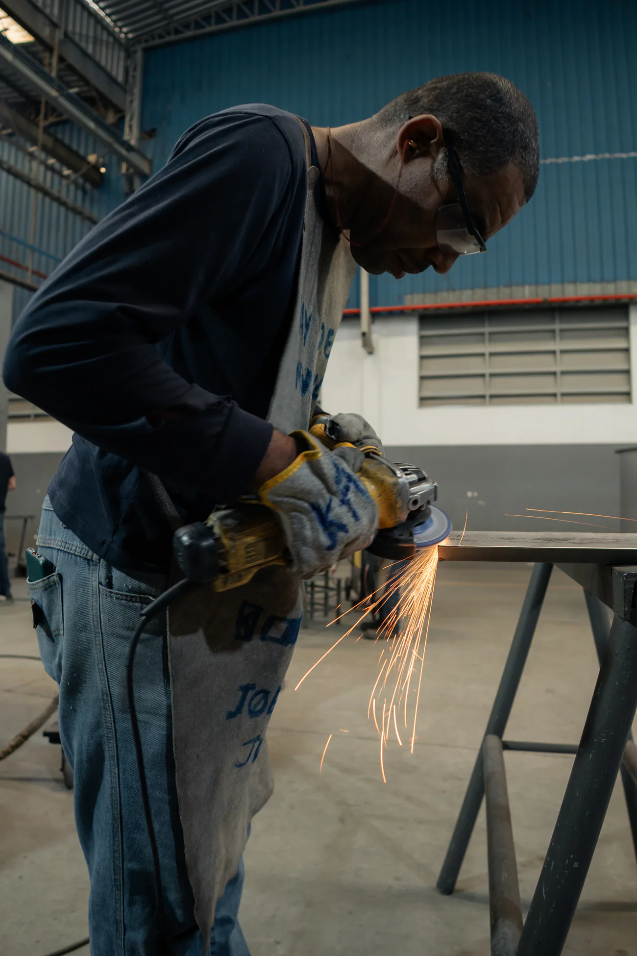 Profissional trabalhando na fabricação de uma estrutura metálica