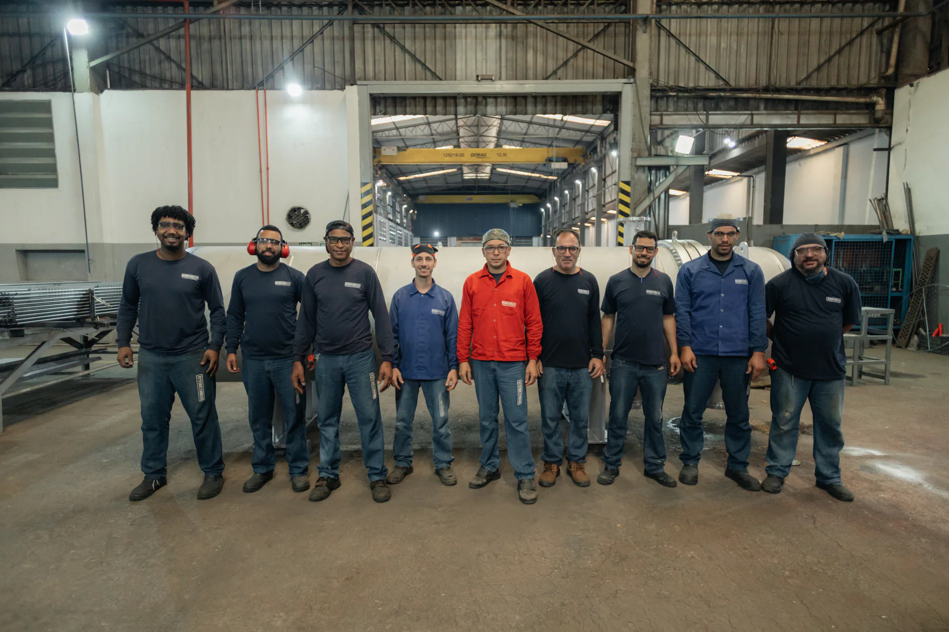 Equipe Brunnschweiler reunida na área de produção