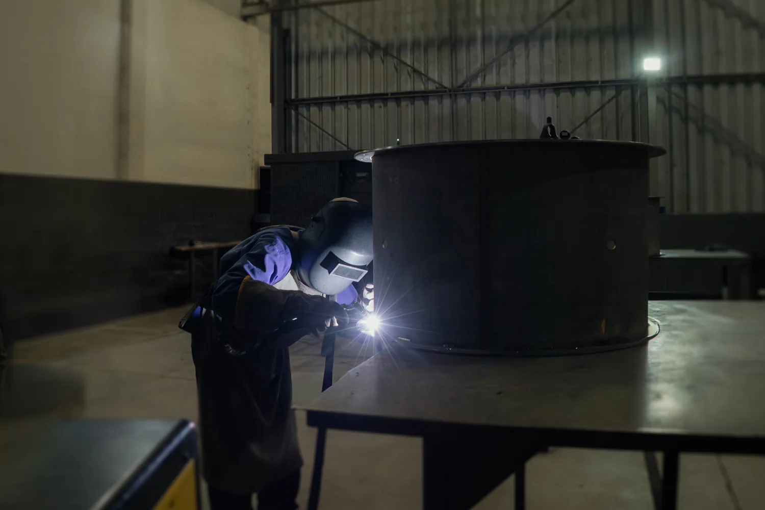 Operação industrial representando os setores atendidos pela Brunnschweiler